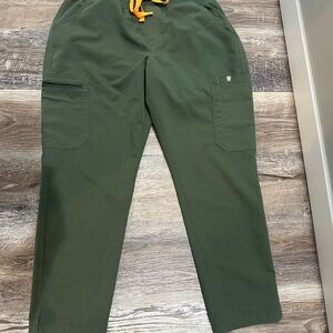 Figs L Petite Moss high waisted, Yola skinny scrub pants